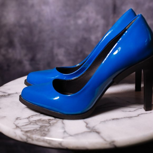 DKNY blue, leather Prim Pointy Pump with rubber heel - Picture 2 of 8